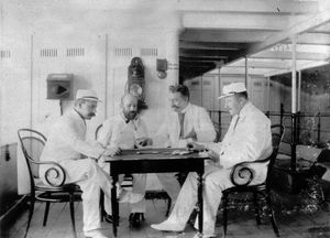 1890년대 네덜란드 선원들이 도미노를 하는 모습