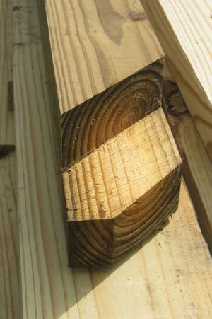 처리된 목재에는 부식성 화학 물질이 사용되므로 특수한 고정 장치가 사용됩니다.