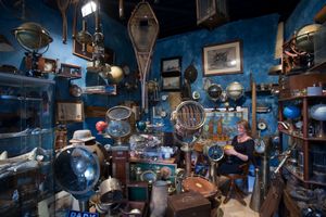 도피네 벼룩시장의 빈티지 여행 장비 판매상