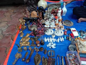 인도 콜카타의 길가 상점에서 판매되는 골동품