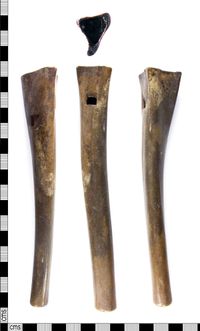 염소의 정강이뼈로 만든 뼈 피리, 서기 11세기~13세기.