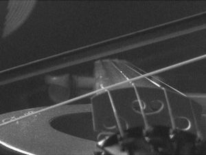 현을 따라 앞뒤로 움직이는 헬름홀츠 모서리(헬름홀츠 공명기)