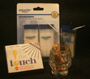 치주염 예방을 위해 고안된 플라스틱 치간 픽과 나무 납작 이쑤시개