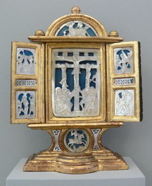 진주층을 이용하여 "그리스도의 수난"을 표현한 삼엽제단