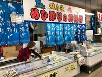 가마고리 수산시장에서 판매되는 메히카리 튀김