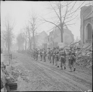 1945년 2월 폭격으로 파괴된 클레베를 통과하는 영국군 보병