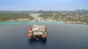 퀴라소의 해상 유전 시설