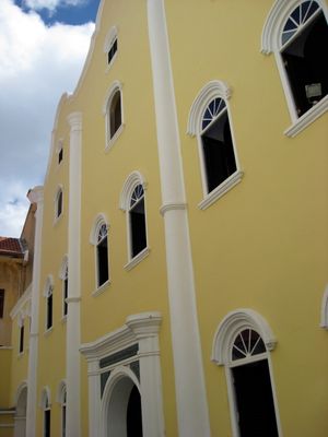 빌렘스타드에 있는 미크베 이스라엘-에마누엘 회당은 서반구에서 가장 오래된 회당이다.