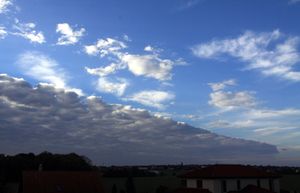 체코 지메지체 상공을 지나는 한랭전선(사진의 왼쪽 부분)