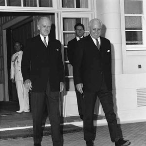 1966년 1월 26일 총리 취임 직후의 홀트(오른쪽)