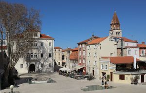 로마 기둥이 있는 페타르 조라니치 광장