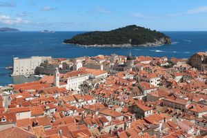 두브로브니크 구시가지 뒤편의 섬 로크룸