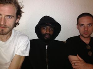 데스 그립스(Death Grips)는 2011년 랩 록 믹스테이프 엑스밀리터리(Exmilitary)로 찬사를 받았다.