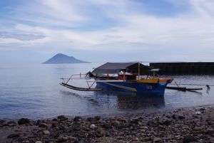 술라웨시해 남쪽 경계. 부나켄 섬, 북술라웨시주의 칼라세이 해변