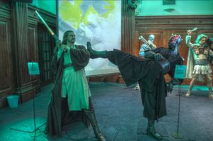 스타워즈 에피소드 1 - 보이지 않는 위험에서 콰이곤 진으로 분장한 니슨의 밀랍 인형이 다스 몰과 싸우는 모습