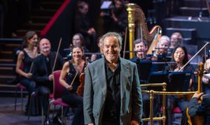 2022년 10월 런던 로열 알버트 홀에서 로열 필하모닉 오케스트라와 함께한 아널드. 그는 본드 영화 시리즈 60주년을 기념하는 "007 콘서트의 사운드"를 기획했다.