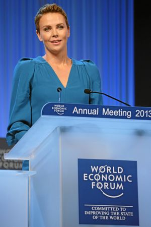 2013년 세계경제포럼 회의에서 연설하는 테론
