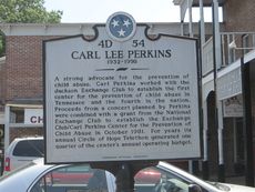 퍼킨스를 기리는 역사적 표지판의 계속