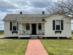 1935년 3살 때부터 1950년 고등학교 졸업까지 거주했던 캐시의 소년 시절 집, 아칸소주 다이어스(Dyess, Arkansas). 2021년 사진. 이 집은 미국 국립 사적지 등록재산에 등재되어 있으며, 2011년 캐시가 어린 시절 살았던 당시 모습으로 개조되었다.