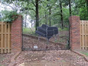 미시시피주 네스빗(Nesbit, Mississippi)에 있는 루이스의 목장 입구