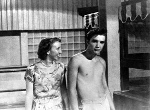 1955년 5월 12일~13일 플로리다주 잭슨빌에서 열린 콘서트 도중 팬들의 난동을 피해 셔츠를 벗은 프레슬리