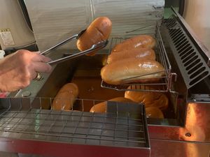 빵을 튀기는 모습(튀김빵)