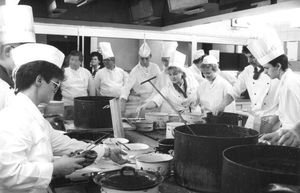 호텔 주방의 전문 요리사 및 예비 요리사들(1990년)
