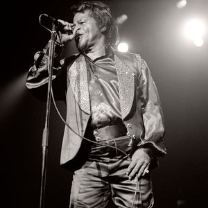 1998년 공연 중인 브라운