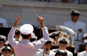 미 해군 군악대를 이끄는 지휘자 (미국 아링턴 국립묘지 추모일 행사)