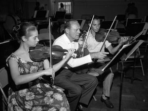 코미디언 잭 베니가 캘리포니아 주니어 심포니 오케스트라와 리허설하는 모습 (1959년)