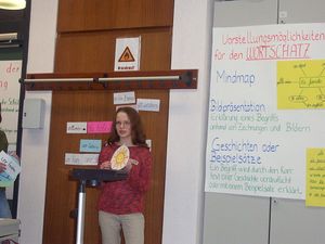 독일에서의 프랑스어 학습 풍경. 프랑스어를 배우고 있는 독일인 학생이 임시 교사 역할을 맡아 다른 학생들에게 프랑스어를 설명하고 있는 모습.