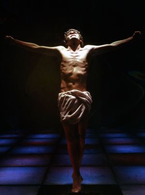 1972년 런던 팰리스 극장에서 폴 니콜라스 주연의 지저스 크라이스트 슈퍼스타. 이 작품의 성공은 로이드 웨버와 팀 라이스가 이전에 만든 성경 기반 뮤지컬 요셉을 확장하여 발표하는 계기가 되었다.