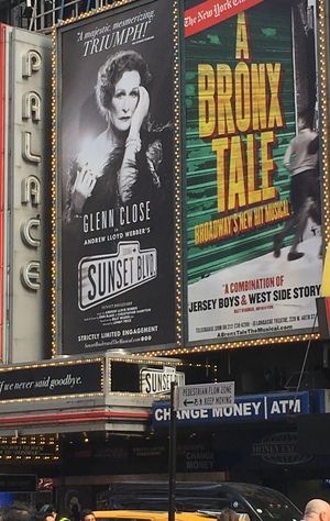 2016년 잉글리시 내셔널 오페라의 로이드 웨버의 1990년대 뮤지컬 선셋 블러바드의 부활 공연이 런던 콜리세움에서 호평을 받은 후, 2017년 이 공연은 브로드웨이의 팰리스 극장으로 옮겨졌다.(사진)