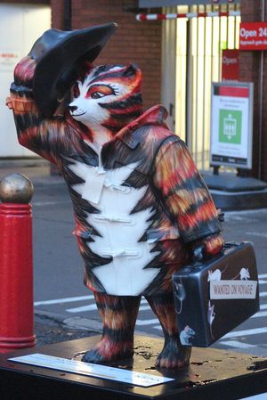 런던에 있는 로이드 웨버의 캣츠를 주제로 한 패딩턴 베어 동상. NSPCC를 위한 기금 마련을 위해 경매에 부쳐졌다.