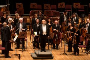 2015년 아르헨티나 국립 교향악단을 지휘하는 크시슈토프 펜데레츠키