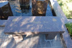 페기 리의 벤치형 묘비