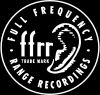 원형 상표에 인간의 귀 옆에 ffrr이라는 글자가 표시되어 있으며, 테두리에는 "Full Frequency Range Recording"이라고 적혀 있습니다.
