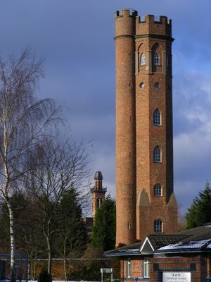 버밍엄에 위치한 페롯의 탑. 톨킨이 어릴 적 근처에 살았으며, 《반지의 제왕》에 나오는 두 개의 탑에 영향을 준 것으로 알려진다.
