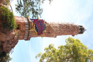 파로스 등대는 공원 입구를 알리는 표지다