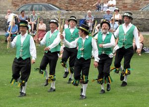잉글랜드 웰스 지방의 웰스 대성당(Wells Cathedral) 정원에서 추는 모리스 춤(Morris dancing)