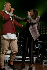 2012년 1월, 갤럭시 투어(Galaxy Tour) 기간 중 공연하는 워커와 제시카 마보이(Jessica Mauboy)