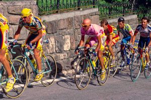 마르코 판타니(Marco Pantani)가 마지아 로자(Maglia Rosa)를 착용한 모습