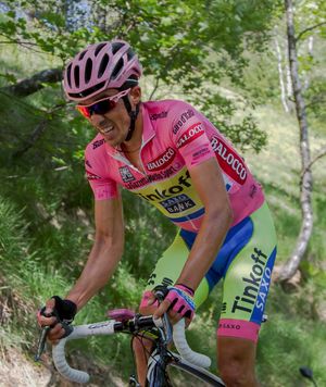 알베르토 콘타도르(Alberto Contador)가 2015 지로 디탈리아에서 마지아 로자(Maglia Rosa)를 착용한 모습