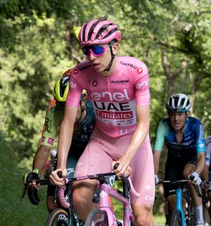 타데이 포가차르가 2024 지로 디탈리아에서 마지아 로사를 착용하고 있다.