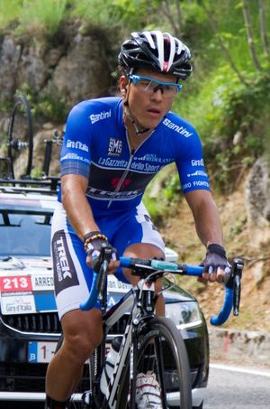 후리안 아레돈도가 2014 지로 디탈리아에서 블루 저지를 입고 있다.