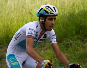 2014 지로 디탈리아에서 화이트 저지를 입은 파비오 아루(Fabio Aru).