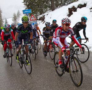 알프스 산맥을 통과하는 동안 2013 지로 디탈리아의 선수들은 눈 속을 달렸다