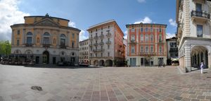 루가노의 주요 광장 중 하나인 리포르마 광장. 사진 왼쪽에 보이는 루가노 시청(Palazzo Civico)이 있다.