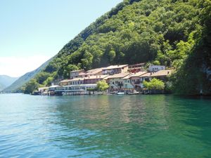 칸티나 디 카프리노(Cantina di Caprino)는 도시의 일부이지만 루가노 호수의 동쪽 해안에 있는 작은 마을이다.