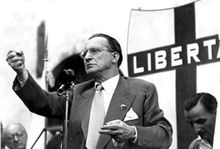 집회에서 연설하는 데 가스페리(이탈리아 기독교민주당)